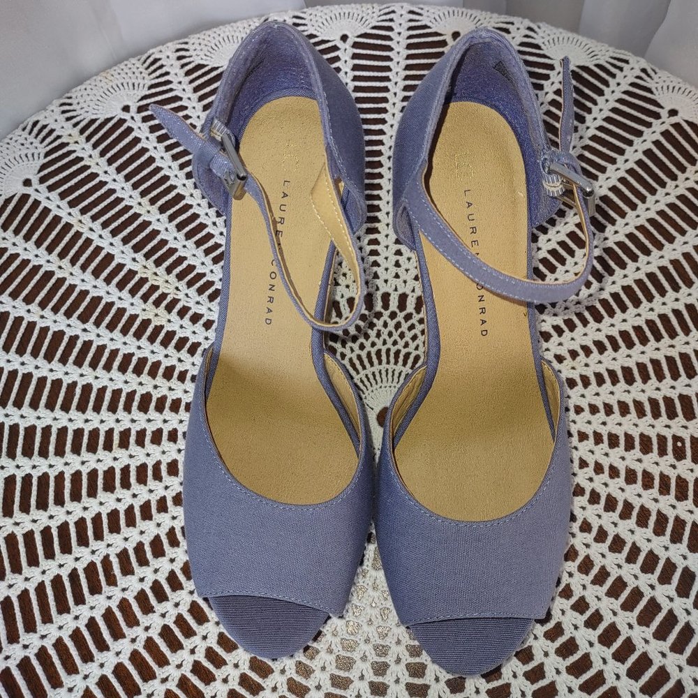LC Lauren Conrad periwinkle strappy wedge platform sandals Size 8 Medium